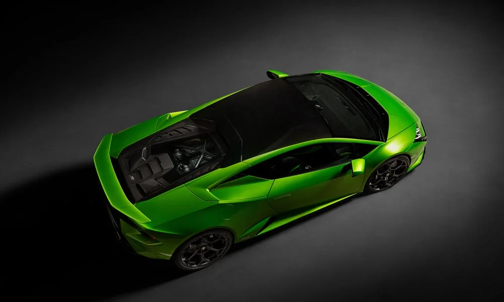 Фото Lamborghini Huracan — крыша. Линия крыши и панорамное остекление с высоты. Панорамное стекло зрительно увеличивает салон; шторка спасает в жару Lamborghini Huracan — крыша