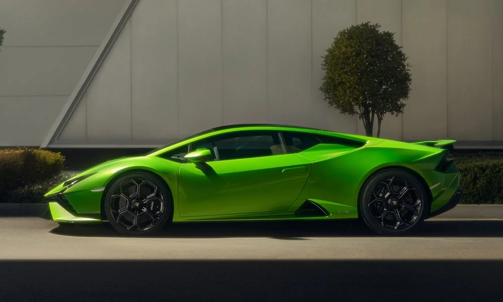 Фото Lamborghini Huracan — вид сбоку, фото 2. Профиль в зелёном цвете: соотношение колёсной базы и свесов. Длинная база — простор второго ряда; короткие свесы упрощают парковку Lamborghini Huracan — вид сбоку, фото 2