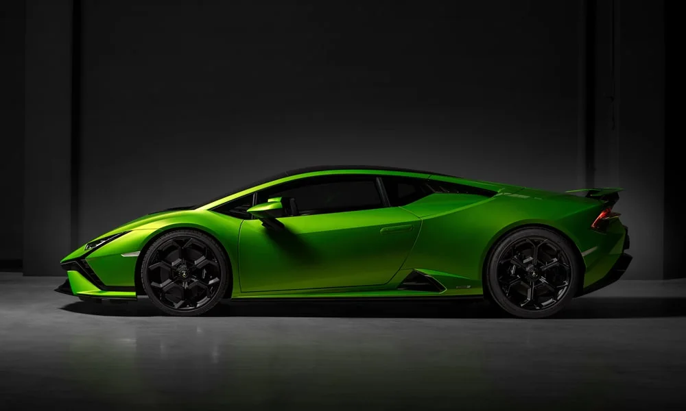 Фото Lamborghini Huracan — вид сбоку, фото 3. Зелёный кузов в профиль — пропорции, высота посадки и дизайн дисков. Хромированные или чёрные молдинги окон отличают комплектации Lamborghini Huracan — вид сбоку, фото 3