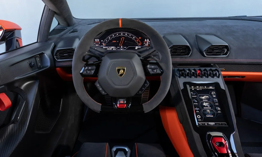 Фото Lamborghini Huracan — руль. Обшивка обода и компоновка спиц крупным планом. Правильная посадка: руки на «9 и 3», приборы читаются поверх обода Lamborghini Huracan — руль