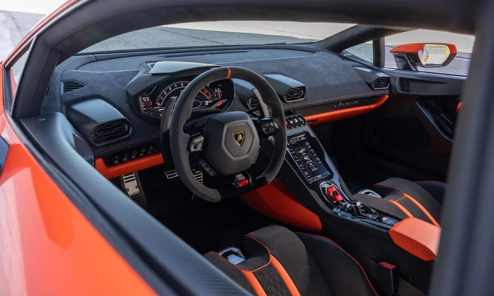 Фото Lamborghini Huracan — руль, фото 2. Обшивка обода и компоновка спиц крупным планом. Клавиши на спицах управляют медиа, круизом и ассистентами — руки остаются на руле Lamborghini Huracan — руль, фото 2