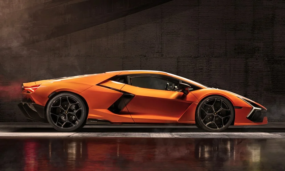 Lamborghini Revuelto — вид сзади, фото 3
