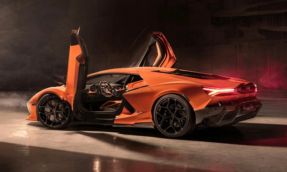 Lamborghini Revuelto — вид сзади, фото 4