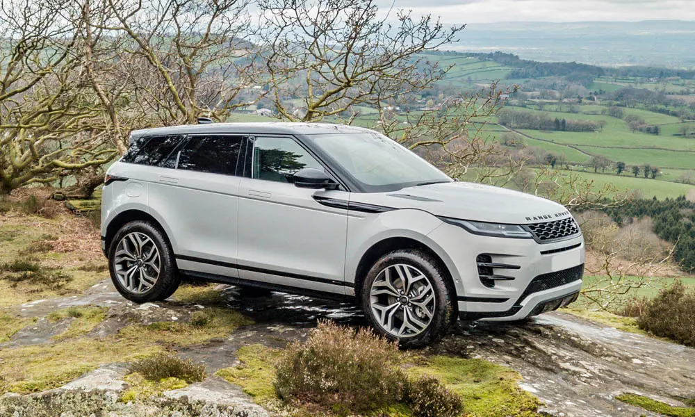 Фото Land Rover Land Rover Range Rover Evoque — вид спереди, фото 4. Анфас: пропорции капота, посадка кузова и графика ходовых огней. Дневные ходовые огни включаются автоматически с запуском Land Rover Land Rover Range Rover Evoque — вид спереди, фото 4