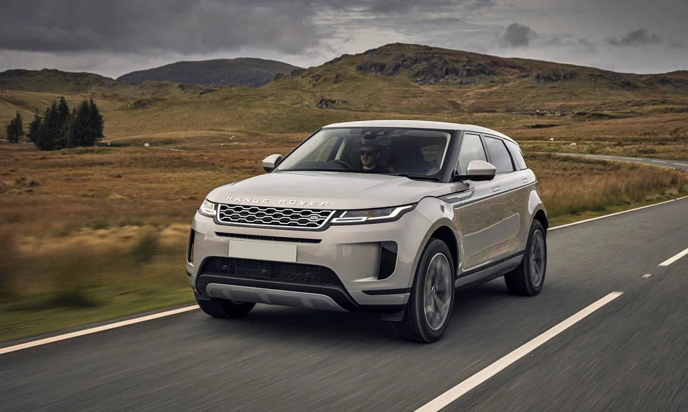 Фото Land Rover Land Rover Range Rover Evoque — вид спереди, фото 6. Передок в серебристом исполнении — крупная светотехника и выразительный бампер. Дневные ходовые огни включаются автоматически с запуском Land Rover Land Rover Range Rover Evoque — вид спереди, фото 6