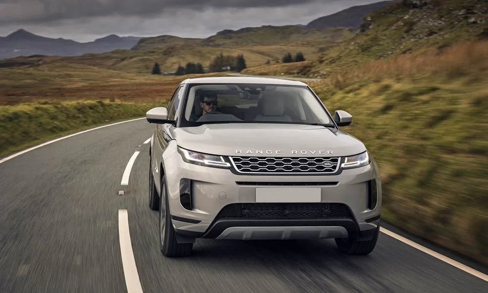 Фото Land Rover Land Rover Range Rover Evoque — вид спереди, фото 7. Анфас: пропорции капота, посадка кузова и графика ходовых огней. Дневные ходовые огни включаются автоматически с запуском Land Rover Land Rover Range Rover Evoque — вид спереди, фото 7