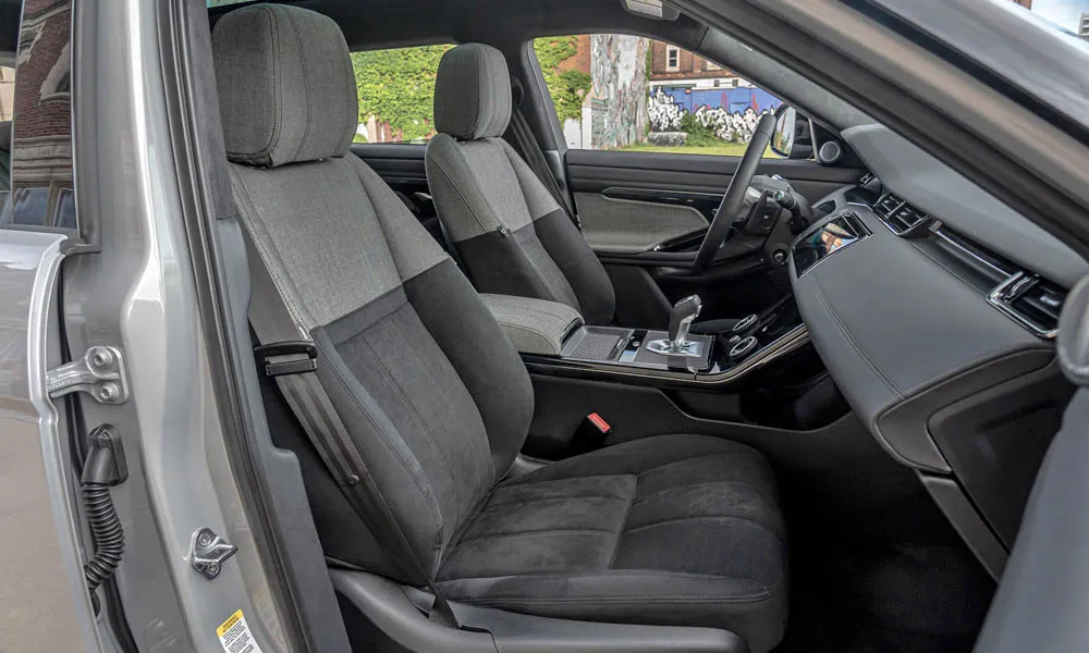 Фото Land Rover Land Rover Range Rover Evoque — передние сиденья. Водительское и пассажирское кресла: обивка из алькантаре, профиль с боковой поддержкой. Перфорация обивки нужна для вентиляции — функции старших комплектаций Land Rover Land Rover Range Rover Evoque — передние сиденья