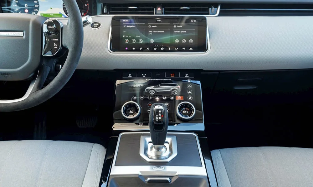 Фото Land Rover Land Rover Range Rover Evoque — интерьер, фото 3. Общий план салона: архитектура панели, консоль и кресла. Светлая гамма зрительно расширяет салон, тёмная — практичнее в уходе Land Rover Land Rover Range Rover Evoque — интерьер, фото 3