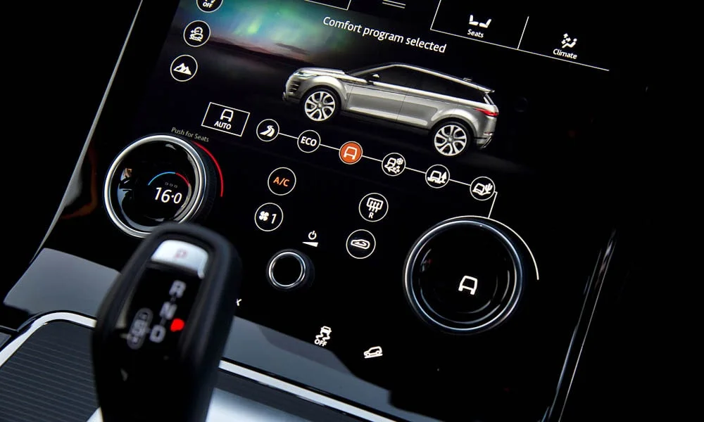 Фото Land Rover Land Rover Range Rover Evoque — экран мультимедиа, фото 3. Вертикальный экран мультимедиа — карты и списки помещаются целиком. Климат и обогревы часто управляются с этого экрана — привыкание занимает пару дней Land Rover Land Rover Range Rover Evoque — экран мультимедиа, фото 3