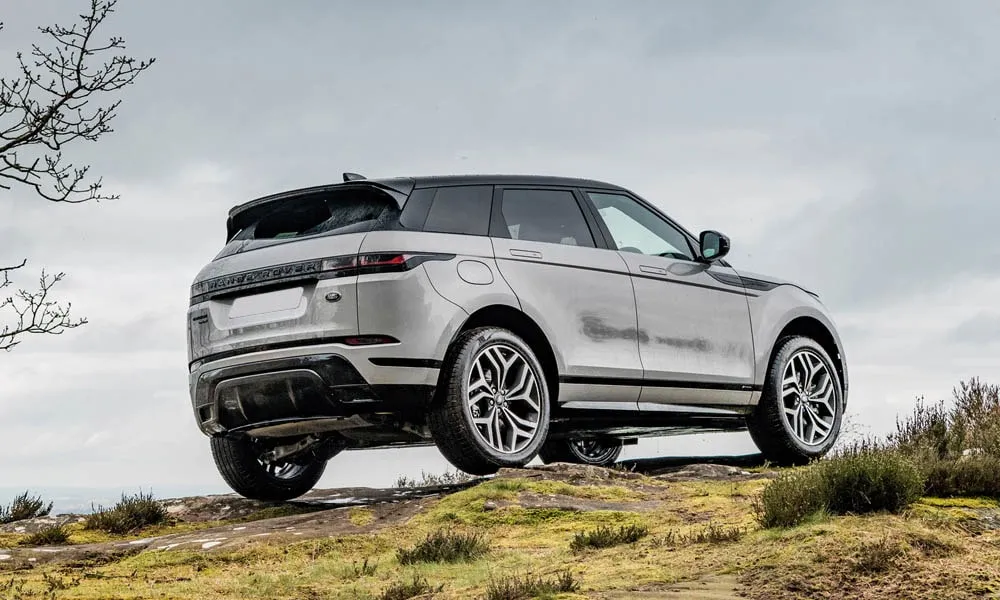 Фото Land Rover Land Rover Range Rover Evoque — вид сзади, фото 3. Серебристый кузов сзади — фонари и бампер определяют ночной образ модели. Насадки выхлопа или их имитация внизу бампера различают версии Land Rover Land Rover Range Rover Evoque — вид сзади, фото 3