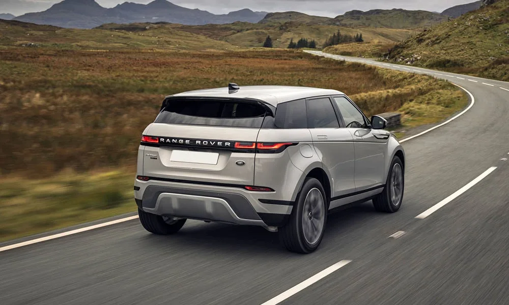 Фото Land Rover Land Rover Range Rover Evoque — вид сзади, фото 5. Серебристый кузов сзади — фонари и бампер определяют ночной образ модели Land Rover Land Rover Range Rover Evoque — вид сзади, фото 5