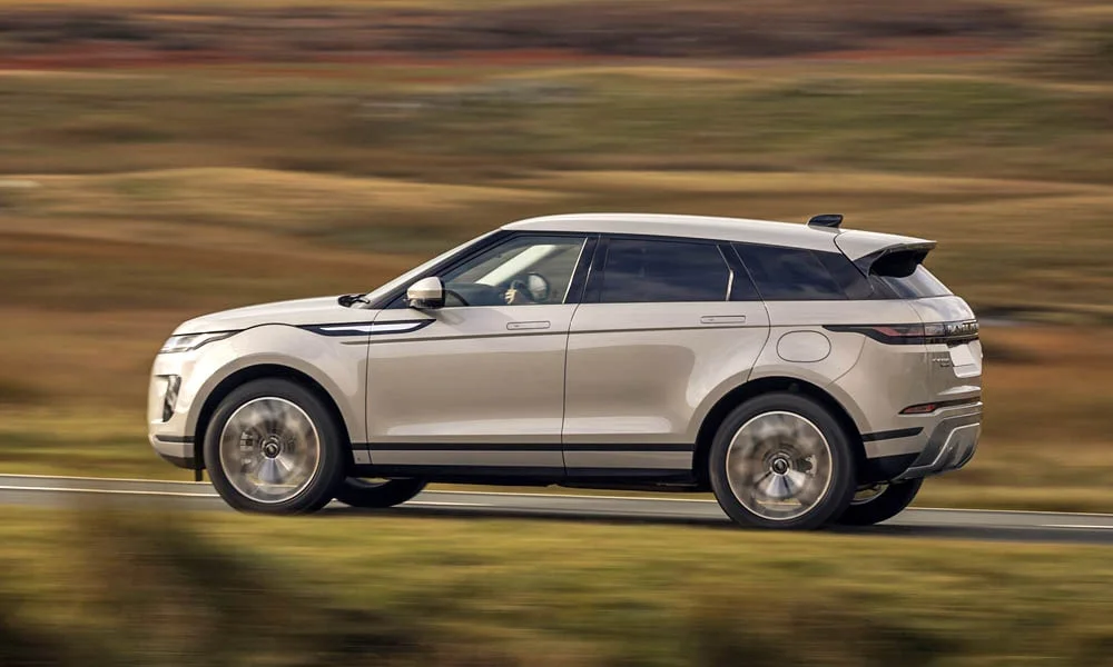 Фото Land Rover Land Rover Range Rover Evoque — вид сзади, фото 6. Графика фонарей, бампер и оформление пятой двери. Светодиодная полоса или раздельные секции — задняя оптика стала главным украшением кормы Land Rover Land Rover Range Rover Evoque — вид сзади, фото 6