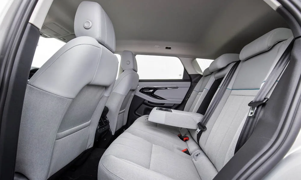 Фото Land Rover Land Rover Range Rover Evoque — задние сиденья, фото 2. Посадка второго ряда: подголовники и подлокотник. Плоский пол упрощает посадку втроём Land Rover Land Rover Range Rover Evoque — задние сиденья, фото 2