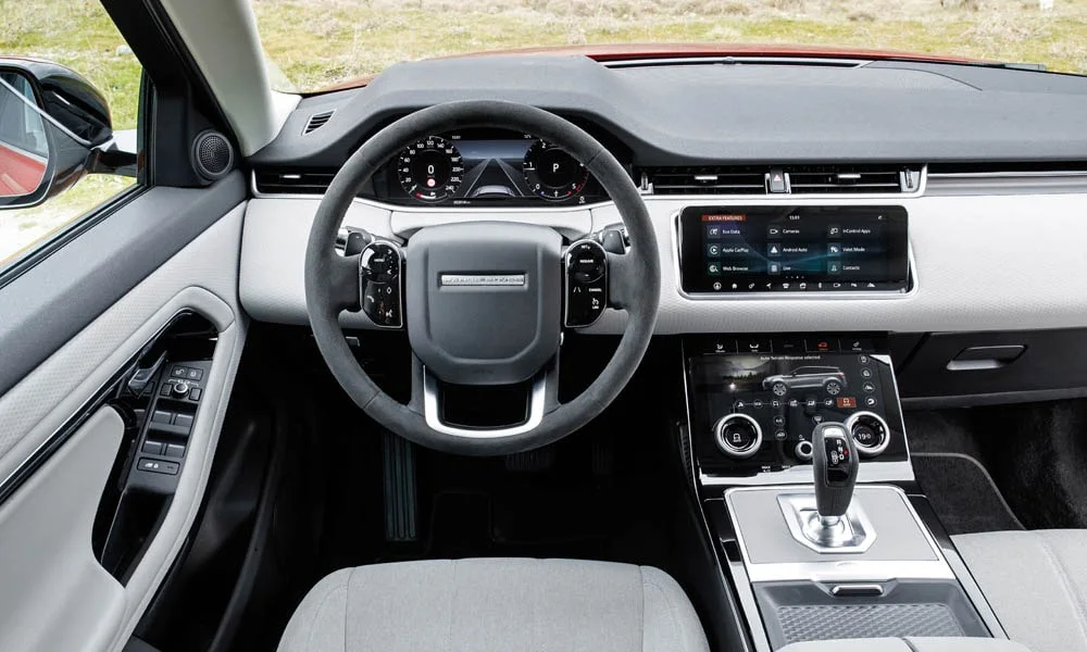 Фото Land Rover Land Rover Range Rover Evoque — руль. Обшивка обода и компоновка спиц крупным планом. Клавиши на спицах управляют медиа, круизом и ассистентами — руки остаются на руле Land Rover Land Rover Range Rover Evoque — руль