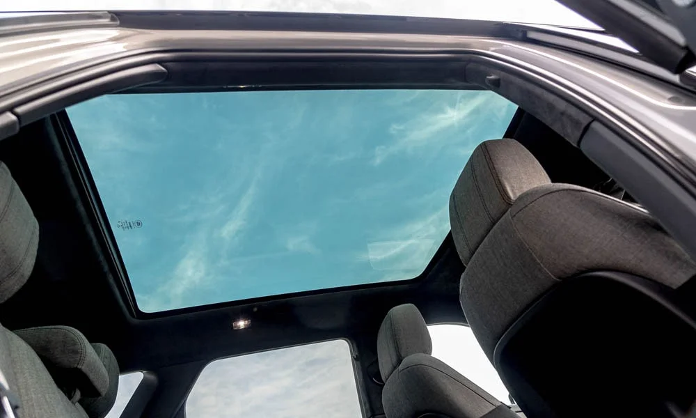 Фото Land Rover Land Rover Range Rover Evoque — панорамная крыша. Остекление крыши изнутри: света в салоне заметно больше. Люк с функцией проветривания приподнимается задней кромкой Land Rover Land Rover Range Rover Evoque — панорамная крыша
