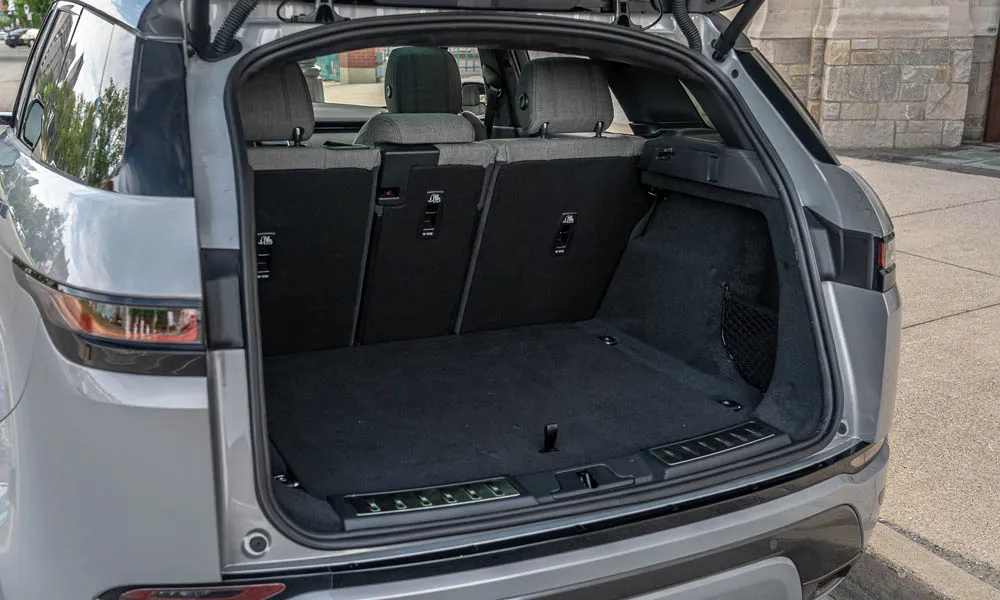 Фото Land Rover Land Rover Range Rover Evoque — багажник, фото 2. Грузовой отсек с открытой дверью: погрузочная высота и ширина проёма. Спинки второго ряда складываются и расширяют отсек под длинные грузы Land Rover Land Rover Range Rover Evoque — багажник, фото 2