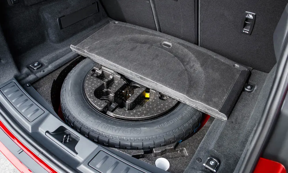 Фото Land Rover Land Rover Range Rover Evoque — багажник, фото 3. Грузовой отсек с открытой дверью: погрузочная высота и ширина проёма. Под полом обычно размещены органайзер, докатка или ремкомплект Land Rover Land Rover Range Rover Evoque — багажник, фото 3
