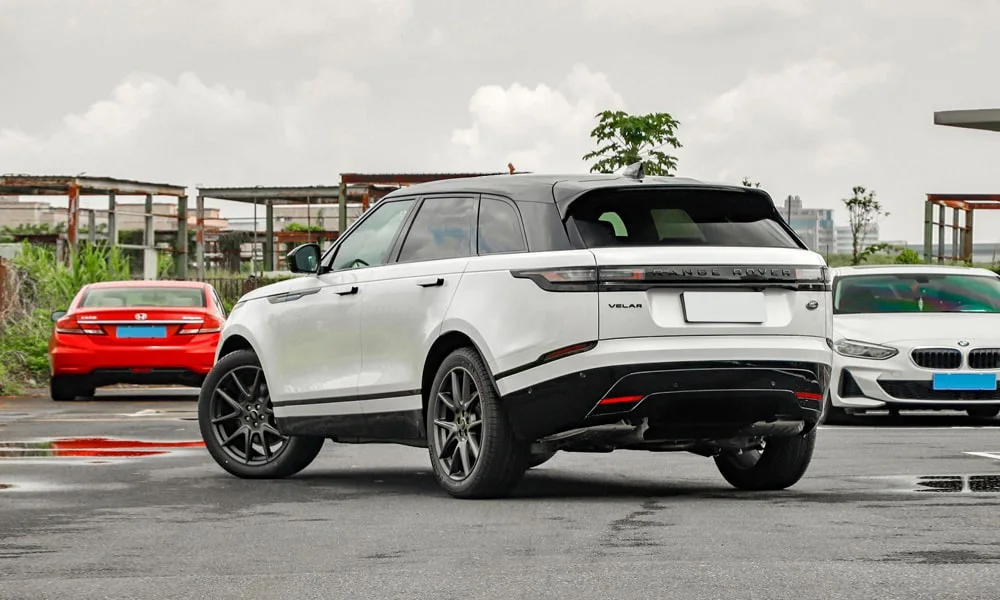 Land Rover Land Rover Range Rover Velar (2024) — вид сзади, фото 3