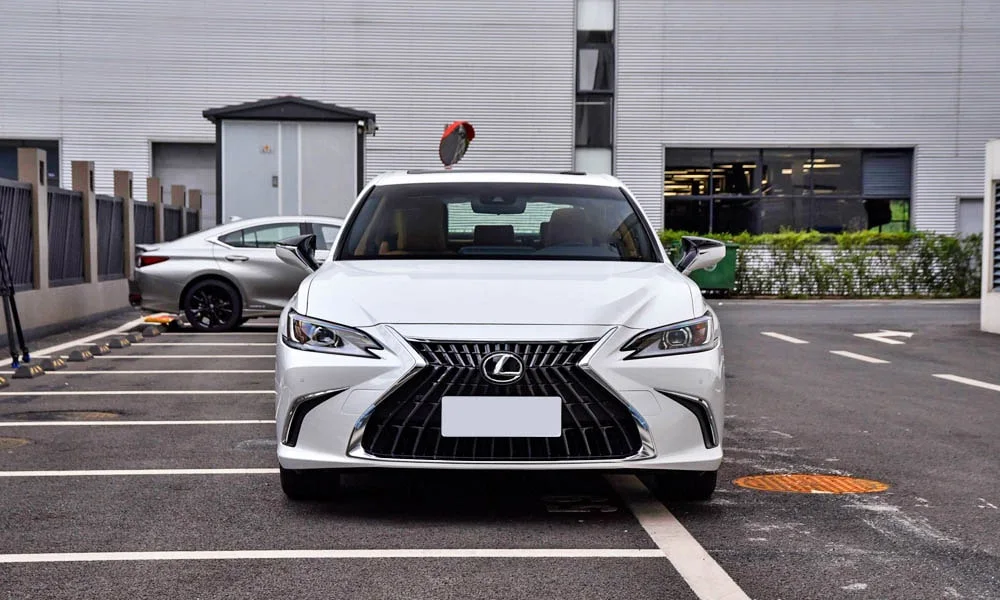 Lexus ES 200 — вид спереди, фото 2