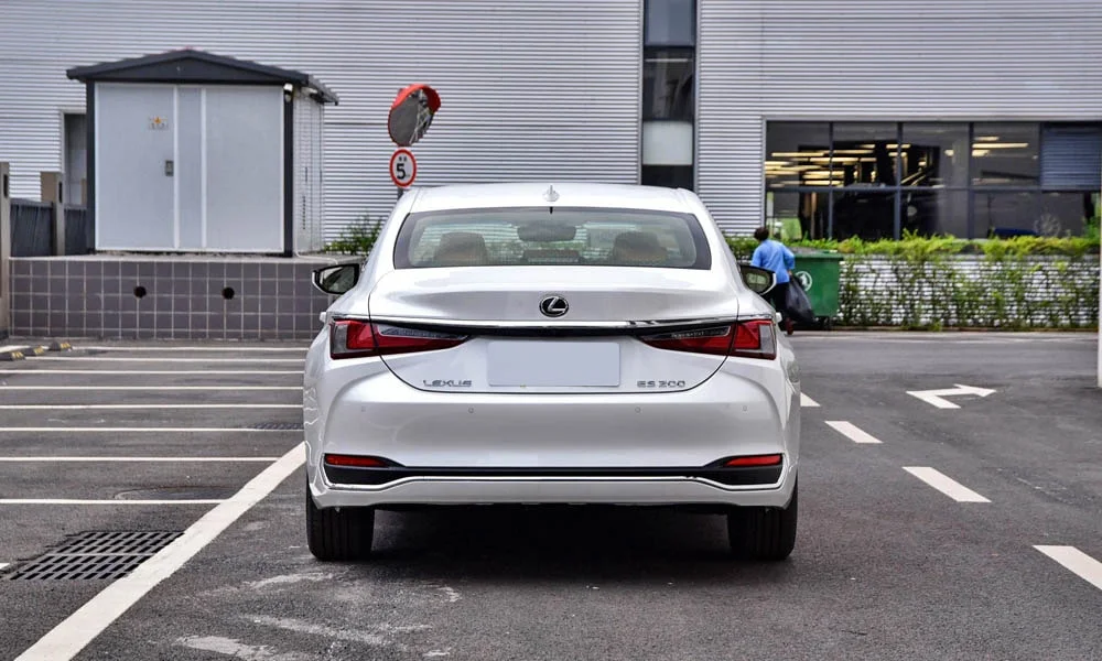 Lexus ES 200 — вид сзади, фото 3