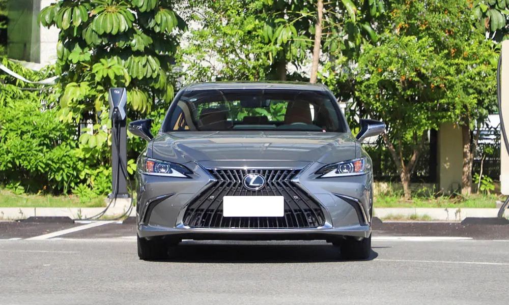 Lexus ES 250 — вид спереди, фото 2