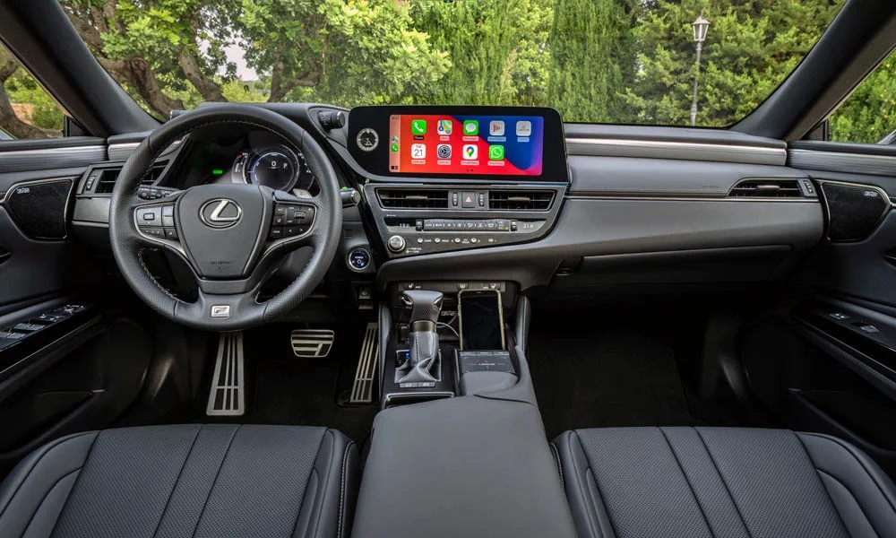 Фото Lexus ES 350 — передняя панель. Передняя панель в тёмной отделке: расположение экранов и дефлекторов Lexus ES 350 — передняя панель