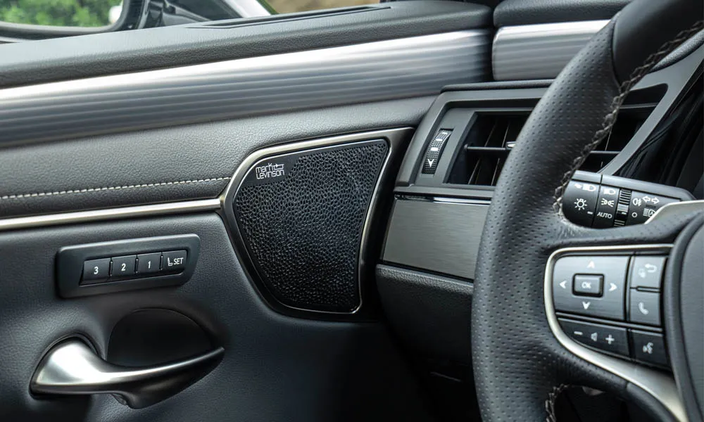 Фото Lexus ES 350 — дверная карта. Подлокотник, динамик и блок стеклоподъёмников Lexus ES 350 — дверная карта