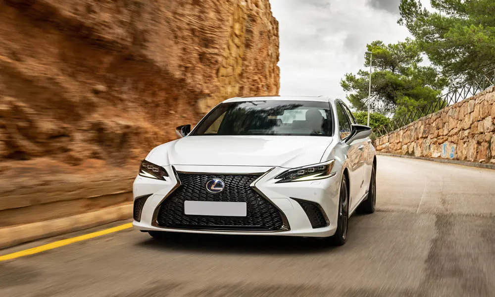 Фото Lexus ES 350 — вид спереди, фото 5. Передок в белом исполнении — крупная светотехника и выразительный бампер. Дневные ходовые огни включаются автоматически с запуском Lexus ES 350 — вид спереди, фото 5