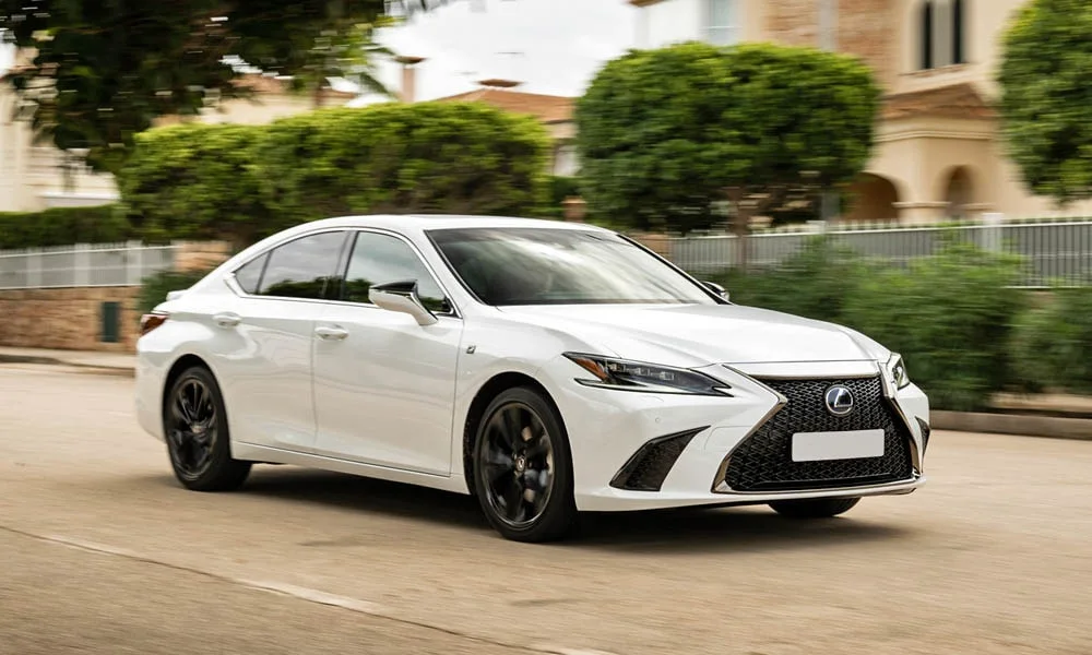 Фото Lexus ES 350 — вид спереди, фото 6. Анфас: пропорции капота, посадка кузова и графика ходовых огней. Дневные ходовые огни включаются автоматически с запуском Lexus ES 350 — вид спереди, фото 6