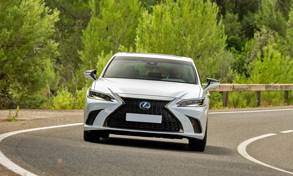 Фото Lexus ES 350 — вид спереди, фото 8. Анфас: пропорции капота, посадка кузова и графика ходовых огней. Рисунок ходовых огней — подпись модели, по нему её узнают в потоке Lexus ES 350 — вид спереди, фото 8