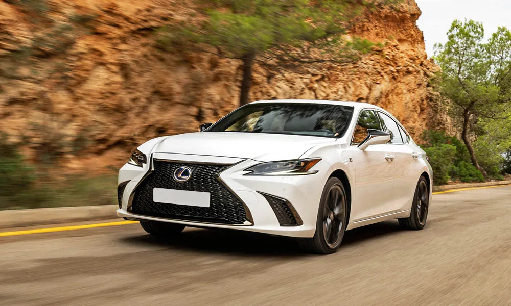 Фото Lexus ES 350 — вид спереди, фото 9. Анфас: пропорции капота, посадка кузова и графика ходовых огней. Рисунок ходовых огней — подпись модели, по нему её узнают в потоке Lexus ES 350 — вид спереди, фото 9