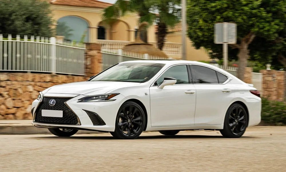 Фото Lexus ES 350 — вид спереди, фото 11. Оптика, решётка и бампер — первое впечатление о модели. Рисунок ходовых огней — подпись модели, по нему её узнают в потоке Lexus ES 350 — вид спереди, фото 11