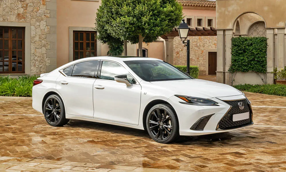 Фото Lexus ES 350 — вид спереди, фото 12. Анфас: пропорции капота, посадка кузова и графика ходовых огней Lexus ES 350 — вид спереди, фото 12