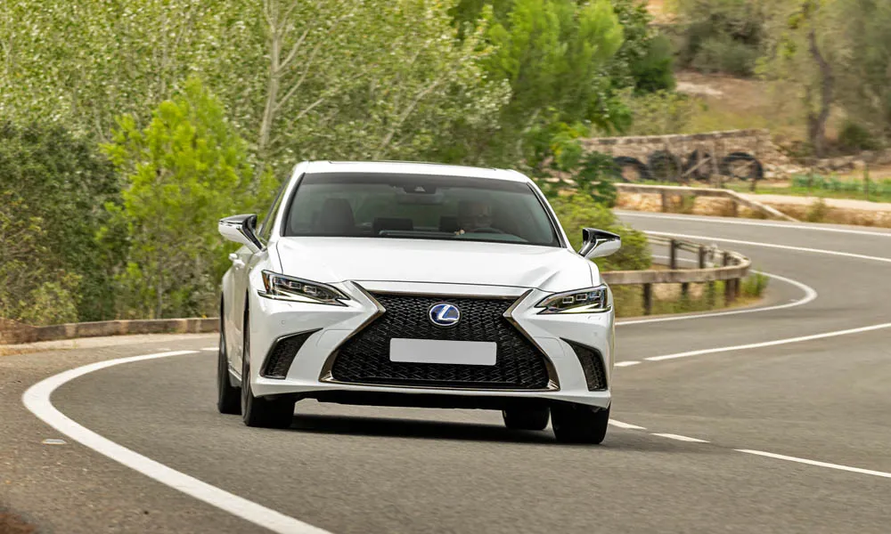Фото Lexus ES 350 — вид спереди, фото 13. Анфас: пропорции капота, посадка кузова и графика ходовых огней. Дневные ходовые огни включаются автоматически с запуском Lexus ES 350 — вид спереди, фото 13