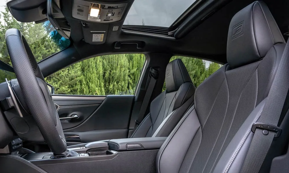 Фото Lexus ES 350 — интерьер. Общий план салона: архитектура панели, консоль и кресла. Уровень отделки читается по стыкам панелей и мягким поверхностям в зонах касания Lexus ES 350 — интерьер