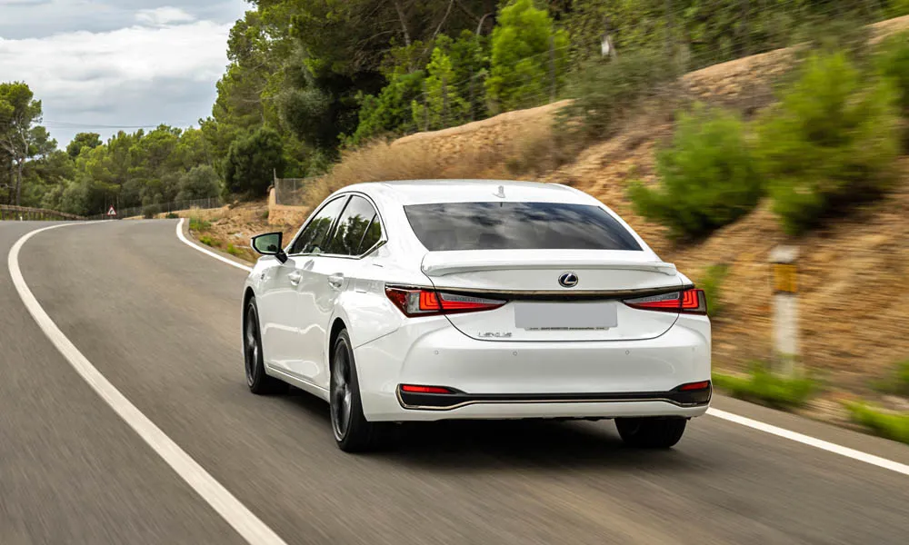 Фото Lexus ES 350 — вид сзади, фото 2. Корма в белом цвете: графика фонарей и пластика пятой двери Lexus ES 350 — вид сзади, фото 2