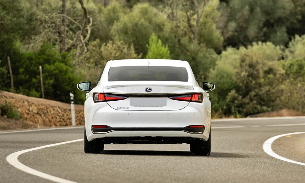 Фото Lexus ES 350 — вид сзади, фото 3. Корма в белом цвете: графика фонарей и пластика пятой двери Lexus ES 350 — вид сзади, фото 3