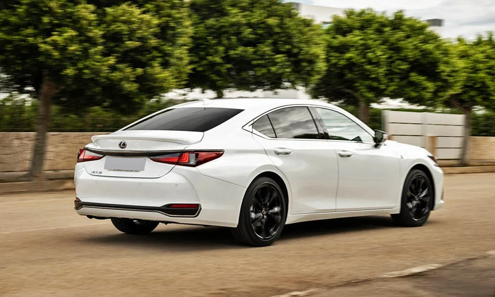 Фото Lexus ES 350 — вид сзади, фото 5. Графика фонарей, бампер и оформление пятой двери Lexus ES 350 — вид сзади, фото 5