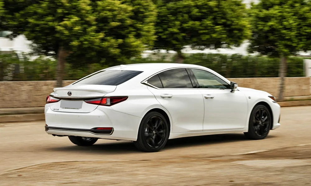 Фото Lexus ES 350 — вид сзади, фото 6. Линия крыши, стойки и задняя дверь в белом исполнении. Насадки выхлопа или их имитация внизу бампера различают версии Lexus ES 350 — вид сзади, фото 6