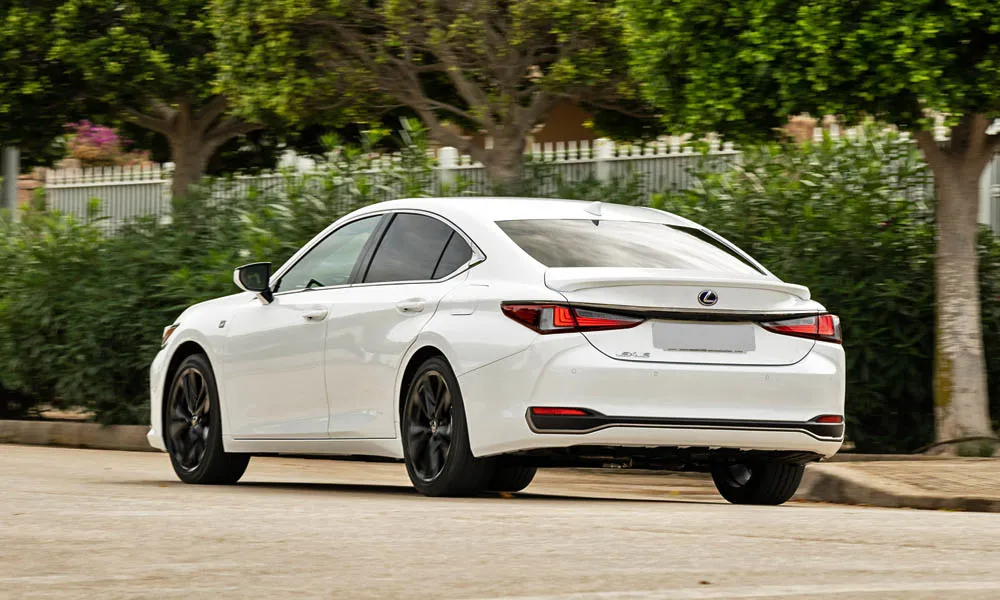Фото Lexus ES 350 — вид сзади, фото 7. Корма в белом цвете: графика фонарей и пластика пятой двери. Насадки выхлопа или их имитация внизу бампера различают версии Lexus ES 350 — вид сзади, фото 7