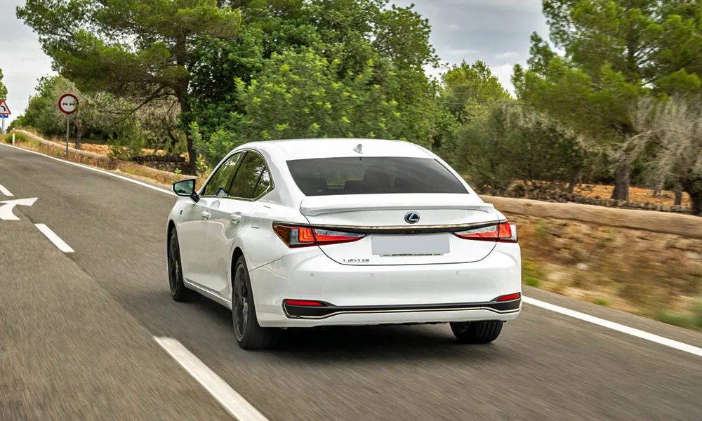 Фото Lexus ES 350 — вид сзади, фото 8. Корма в белом цвете: графика фонарей и пластика пятой двери. Светодиодная полоса или раздельные секции — задняя оптика стала главным украшением кормы Lexus ES 350 — вид сзади, фото 8