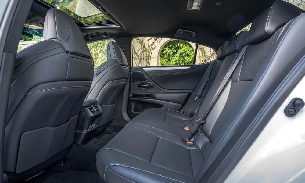 Фото Lexus ES 350 — задние сиденья. Посадка второго ряда: подголовники и подлокотник Lexus ES 350 — задние сиденья