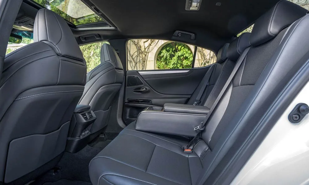 Фото Lexus ES 350 — задние сиденья, фото 2. Посадка второго ряда: подголовники и подлокотник. Спинки складываются под длинные грузы у большинства версий Lexus ES 350 — задние сиденья, фото 2
