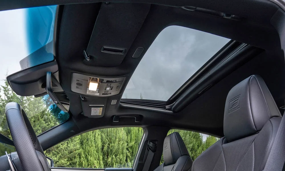 Фото Lexus ES 350 — панорамная крыша. Вид на остекление крыши из салона Lexus ES 350 — панорамная крыша