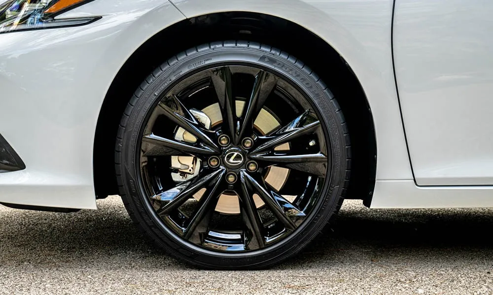 Фото Lexus ES 350 — колесо и диск. Дизайн спиц и профиль резины крупным планом. Индекс скорости и нагрузки читается на боковине шины Lexus ES 350 — колесо и диск