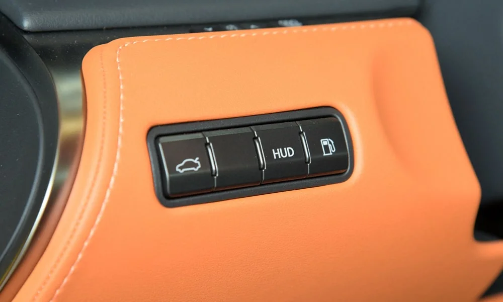 Фото Lexus LC 500 — кнопки управления. Блок клавиш управления крупным планом. Физические клавиши быстрее сенсорных меню — важно в движении Lexus LC 500 — кнопки управления