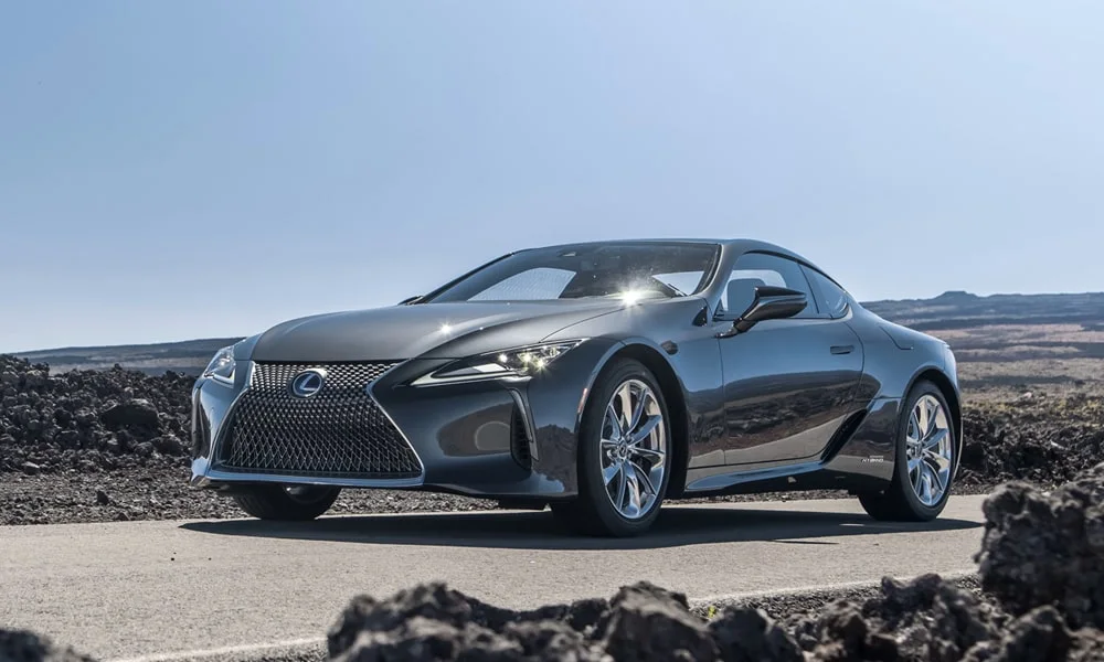 Фото Lexus LC 500 — вид спереди, фото 9. Оптика, решётка и бампер — первое впечатление о модели. Дневные ходовые огни включаются автоматически с запуском Lexus LC 500 — вид спереди, фото 9