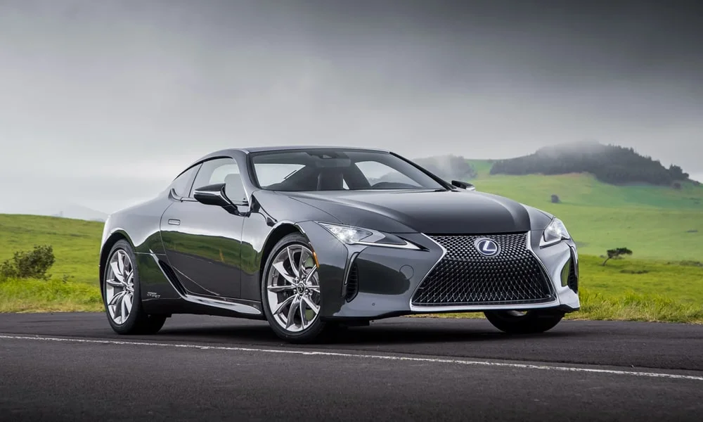 Фото Lexus LC 500 — вид спереди, фото 12. Кузов в сером цвете: рисунок оптики и решётки задаёт узнаваемое «лицо» модели. Рисунок ходовых огней — подпись модели, по нему её узнают в потоке Lexus LC 500 — вид спереди, фото 12