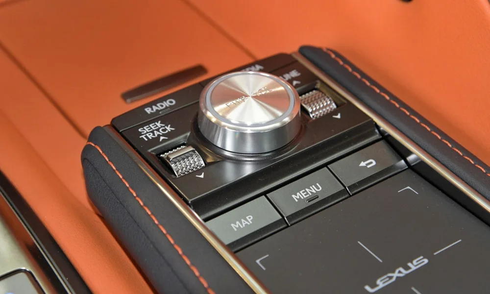 Фото Lexus LC 500 — селектор коробки передач, фото 2. Управление коробкой: компактный селектор освобождает место на тоннеле Lexus LC 500 — селектор коробки передач, фото 2