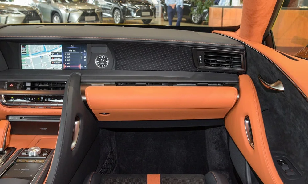 Фото Lexus LC 500 — интерьер. Общий план салона: архитектура панели, консоль и кресла. Уровень отделки читается по стыкам панелей и мягким поверхностям в зонах касания Lexus LC 500 — интерьер